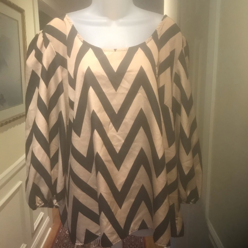 Fashion to Figure - Lady black/tan chevron top, Size: 2X